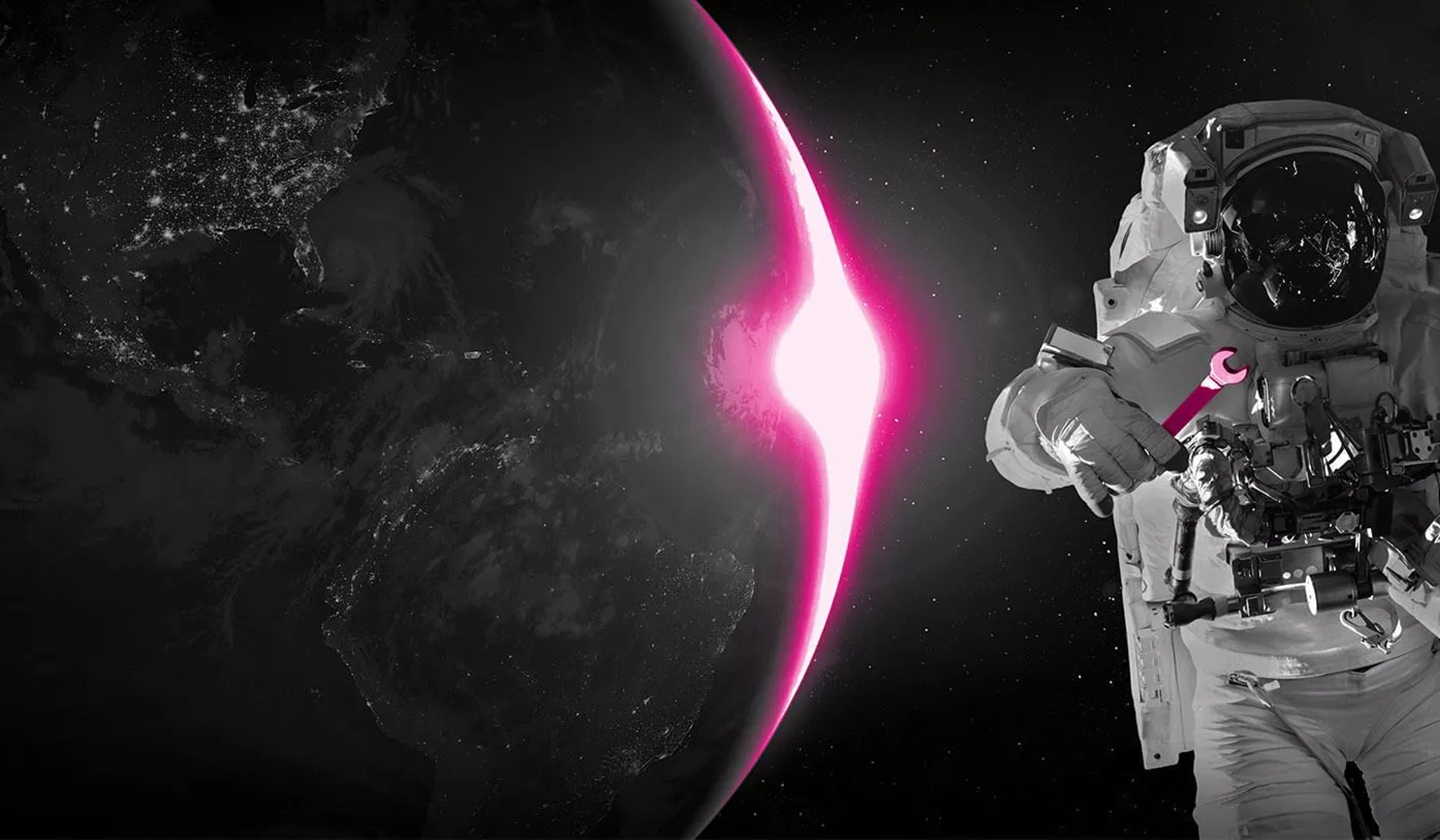 Ein Astronaut hält einen Schraubenschlüssel und schwebt im Weltall neben der Erde