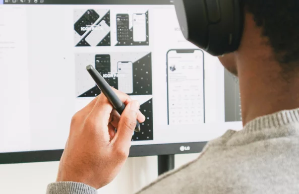 Werde Teil unserer Digitalagentur – gestalte Fortschritt mit NETFORMIC Eine Person sitzt konzentriert vor einem PC und entwickelt ein Konzept für ein Digitalprojekt – Symbol für kreative Mitgestaltung und Innovationsgeist bei NETFORMIC